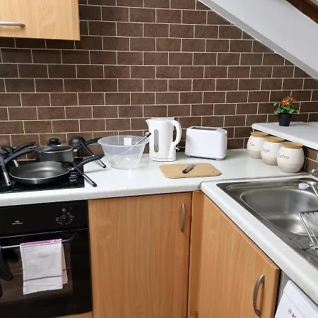 F15Gh - Stylish Home With Garden And Parking *